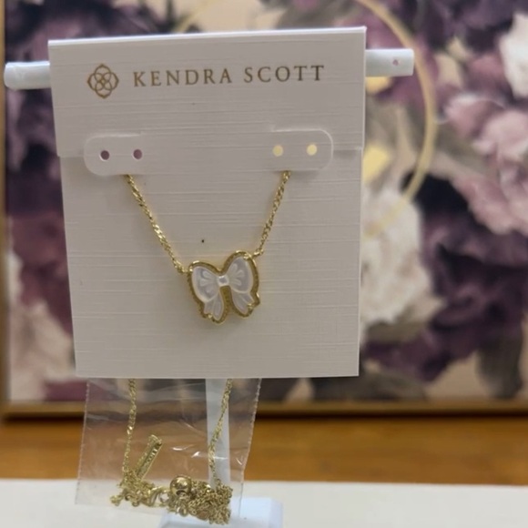Kendra Scott Haley Bow Gold Short Pendant Necklace in White NEW - Picture 8 of 12